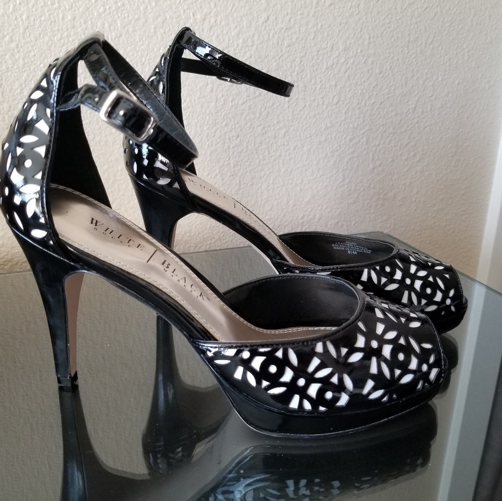 💃WHBM sleek black and white high heel shoes.💃